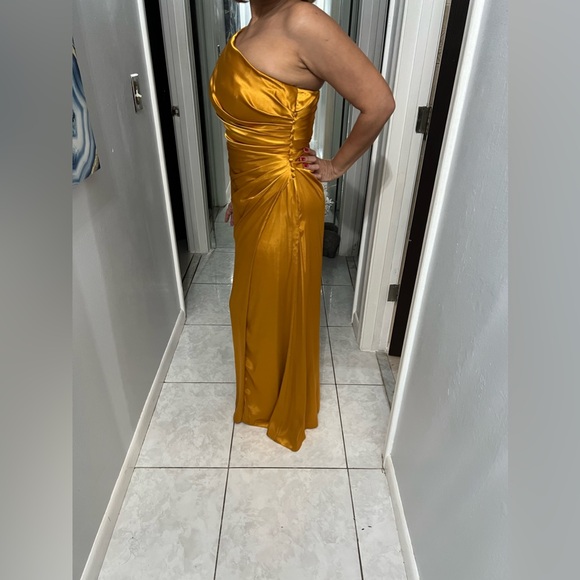 David Bridal GALINA SIGNATURE Charmeuse Draped One-Shoulder Dress size 10 - Picture 7 of 11